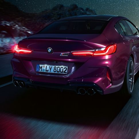 Acercamiento trasero del BMW M8 Competition Gran Coupé Acercamiento trasero del BMW M8 Competition Gran Coupé 2020 BMW Individual Ametrin metálico