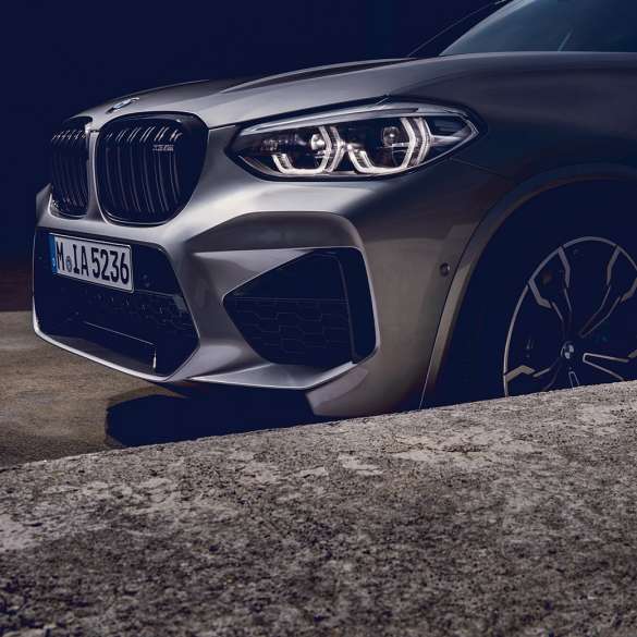 BMW X3 M Competition, vista frontal lateral. BMW X3 M Competition en Donington Grey metálico, exterior, vista frontal lateral.