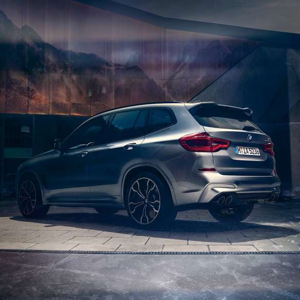 BMW X3 M Competition, vista trasera lateral. BMW X3 M Competition en Donington Grey metálico, exterior, vista trasera lateral.