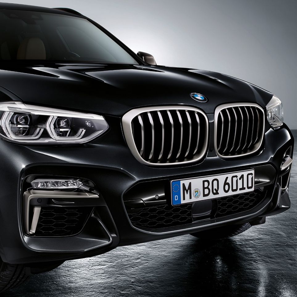 BMW X3 M40i, frontal. BMW X3 M40i en Black Sapphire metálico, exterior, parte frontal con elementos de diseño en Cerium Grey.