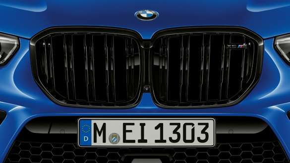 Parrilla M específica en forma de riñón del BMW X5 Competition Parrilla M específica en forma de riñón BMW X5 M Competition color Marina Bay Blue metálico exterior