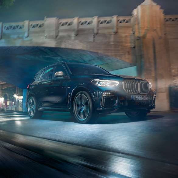BMW X5 M50i con motor de gasolina M TwinPower Turbo de 8 cilindros BMW X5 M50i con motor de gasolina M TwinPower Turbo de 8 cilindros en color G05 Carbon black metálico, vista lateral de tres cuartos