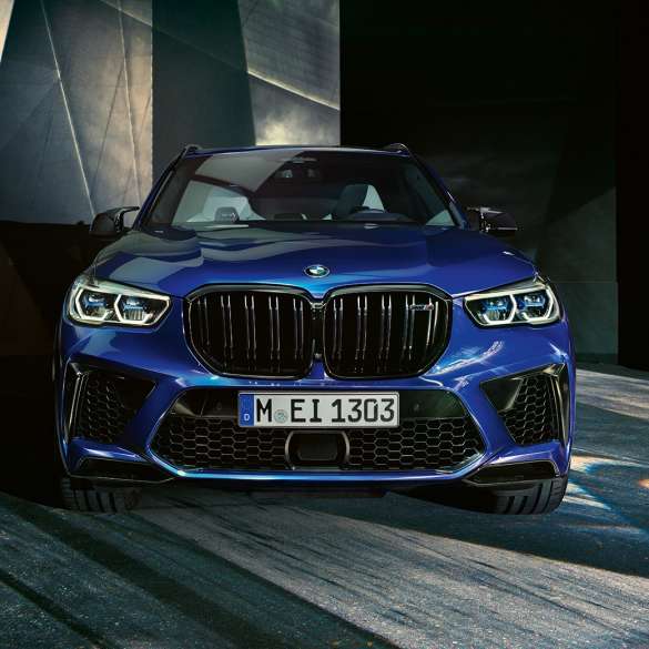 Diseño exterior BMW X5 M Competition Diseño exterior del BMW X5 M Competition 2020 color Marina Bay Blue metálico, vista delantera