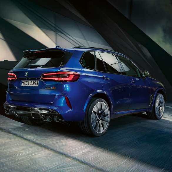 BMW X5 M Competition con M xDrive BMW X5 M Competition con M xDrive 2020 en color Marina Bay Blue metálico, vista trasera de tres cuartos