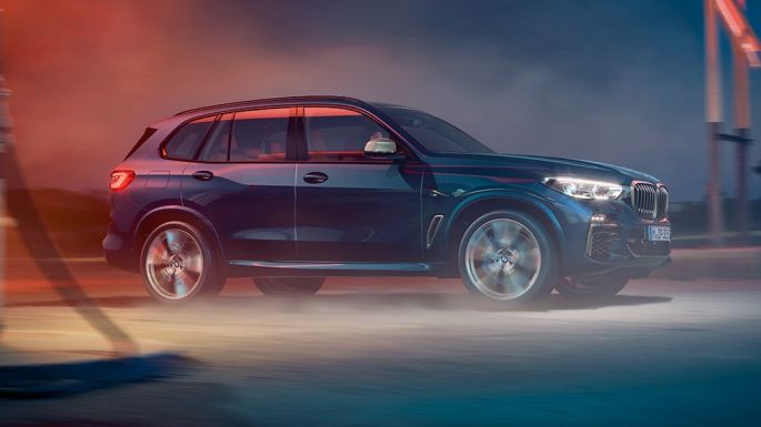 BMW X5 M50i vista lateral BMW X5 M50i con rines M de aleación ligera en color Carbon black metálico vista lateral