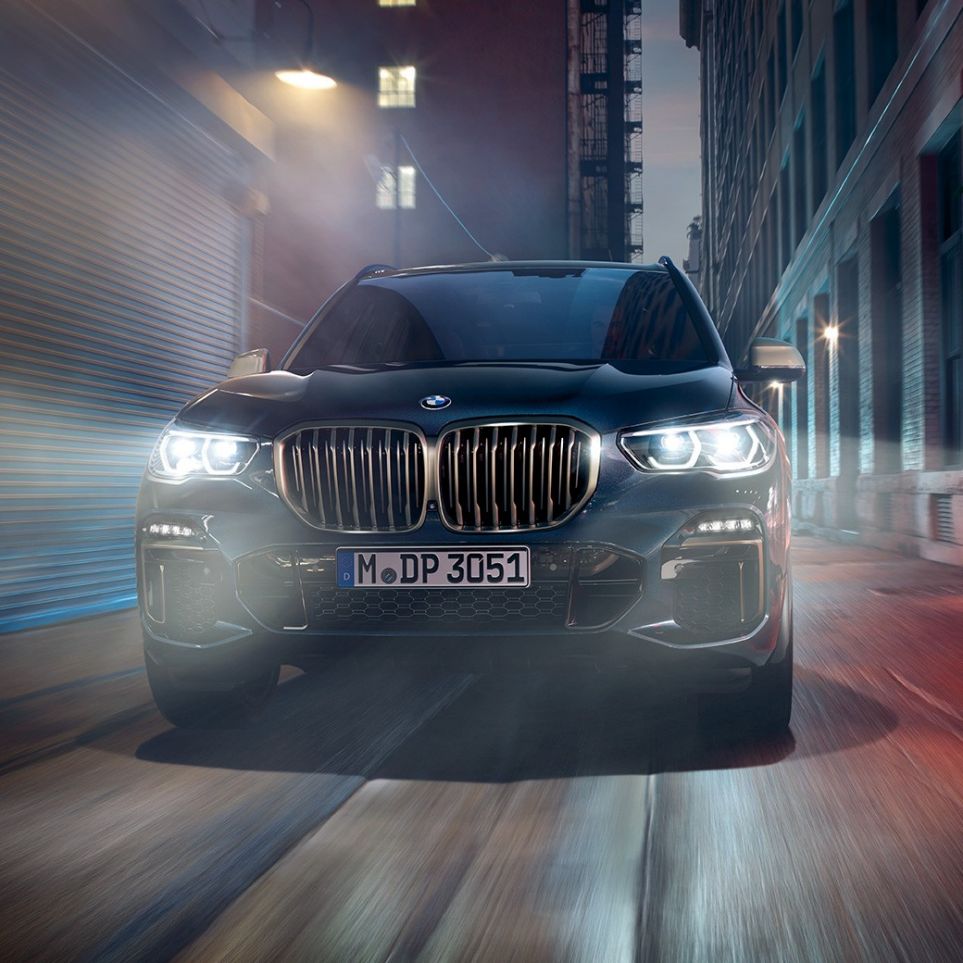 Parrilla BMW en forma de riñón BMW X5 M50i Parrilla BMW en forma de riñón en color Cerium Grey BMW X5 M50i en color Carbon black metálico vista frontal