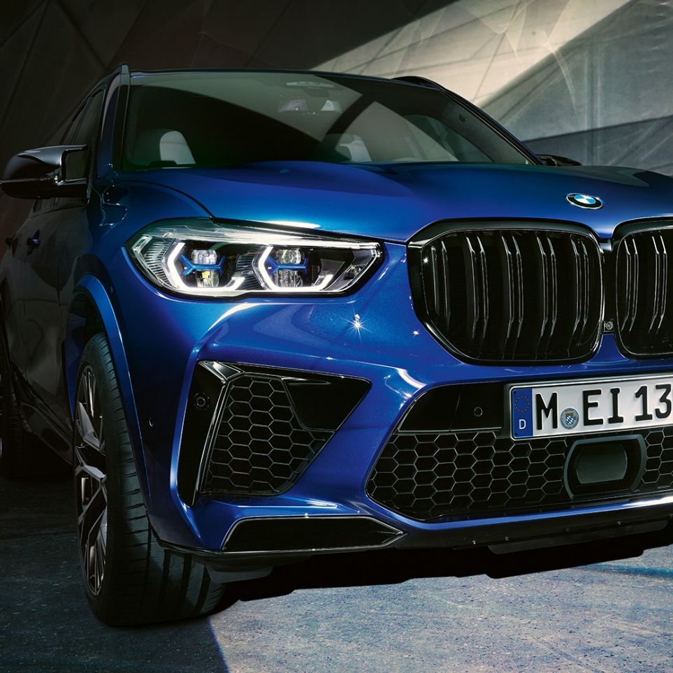Parrilla M doble en forma de riñón BMW X5 M Competition Parrilla M doble en forma de riñón BMW X5 M Competition color Marina Bay Blue metálico acercamiento delantero
