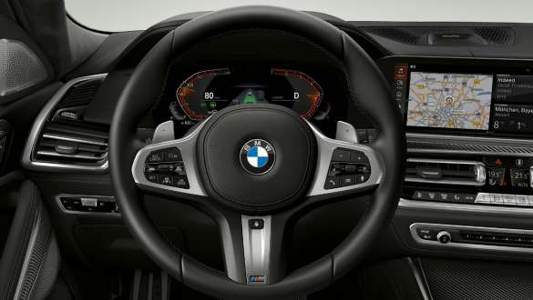 Volante de piel M en el interior del BMW X6 M50i Acercamiento del volante de piel M en el interior del BMW X6 M50i