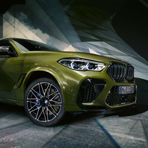Diseño Exterior del BMW X6 M Competition Vista frontal de tres cuartos del diseño exterior del SUV BMW X6 M Competition F96 2020, Pintura Especial de BMW Individual Urban Green