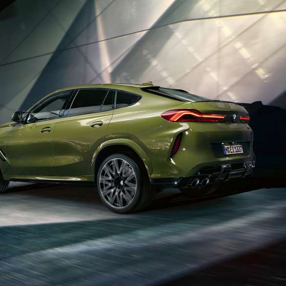 BMW X6 M Competition con M xDrive Vista trasera de tres cuartos del SUV BMW X6 M Competition con M xDrive F96 2020, Pintura Especial de BMW Individual Urban Green