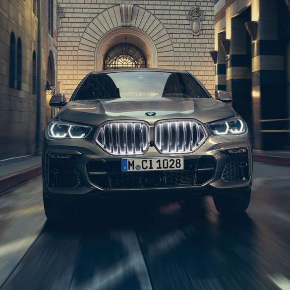 BMW X6 M50d con motor diesel de 6 cilindros M TwinPower Turbo Vista frontal del BMW X6 M50d con motor diesel de 6 cilindros M TwinPower Turbo G60 Manhattan metálico