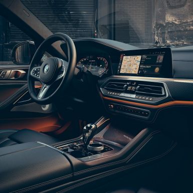 Cabina del BMW X6 M50i Cabina del BMW X6 M50i orientada al conductor