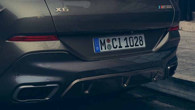 Parte trasera del BMW X6 M50i Acercamiento de la parte trasera del BMW X6 M50i