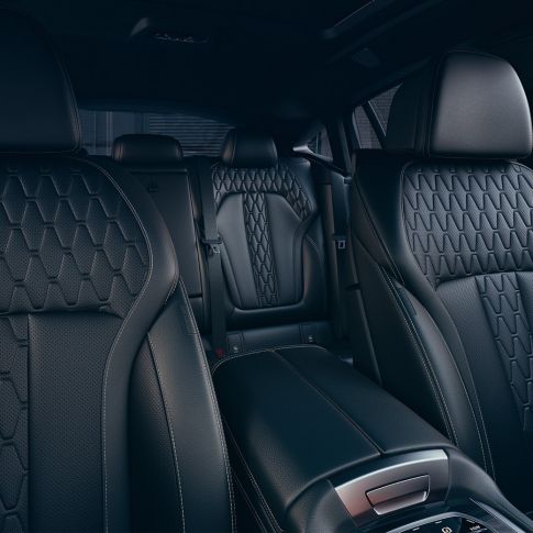 Asientos deportivos del BMW X6 M50i Interior con enfoque en los asientos deportivos del BMW X6 M50i