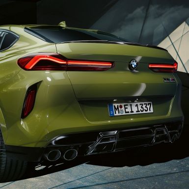 Vista trasera de tres cuartos del BMW X6 M Competition Vista trasera de tres cuartos del BMW X6 M Competition con sistema de escape deportivo M, Pintura Especial de BMW Individual Urban Green