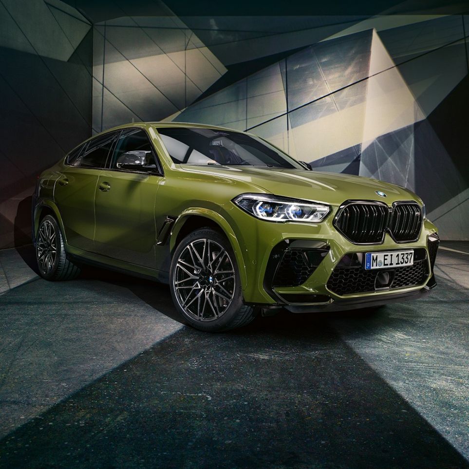 Parrilla de riñón doble de M del BMW X6 M Competition Vista frontal de tres cuartos de la parrilla de riñón doble de M del SUV BMW X6 M Competition, Pintura Especial de BMW Individual Urban Green