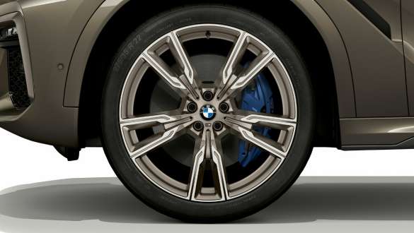 BMW X6 M50i con enfoque en llanta de aleación ligera G06 BMW X6 M50i exterior, llanta de aleación ligera G06 2018 SUV