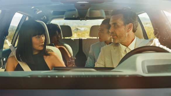 El BMW X7 M con Control de Gestos BMW El BMW X7 M, Un hombre y una mujer están sentados en el vehículo, la mujer está aplicando el control de gestos