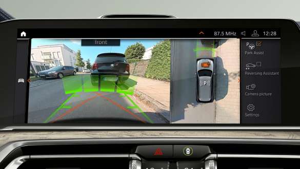 El BMW X7 M con Parking Assistant Plus El BMW X7 M, Parking Assistant Plus: Acercamiento del panel del conductor, G07