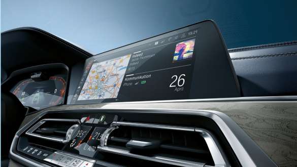 El BMW X7 M con BMW Live Cockpit Professional Toma desde el ángulo bajo inclinado de BMW Live Cockpit Professional del BMW X7 M, G07