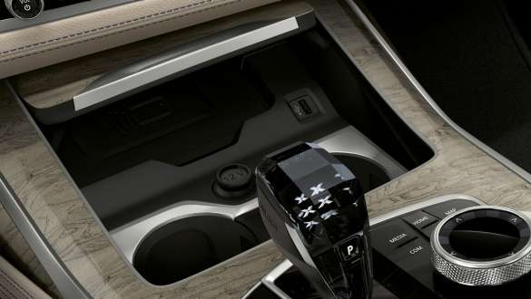 Portavasos con control de temperatura del BMW X7 M El BMW X7 M, interior, acercamiento de la consola central con enfoque en los portavasos con control de temperatura, G07