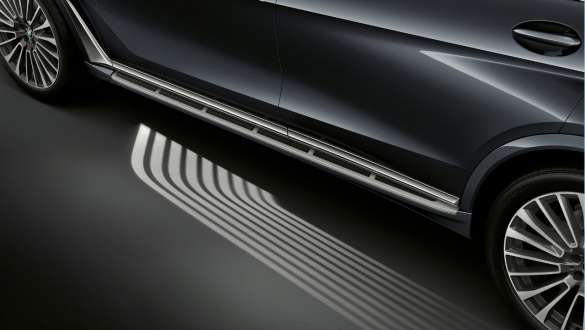 El BMW X7 M con Welcome Light Carpet El BMW X7 M, vista superior inclinada, el Welcome Light Carpet se proyecta en el área de la entrada frente a la puerta del conductor, G07