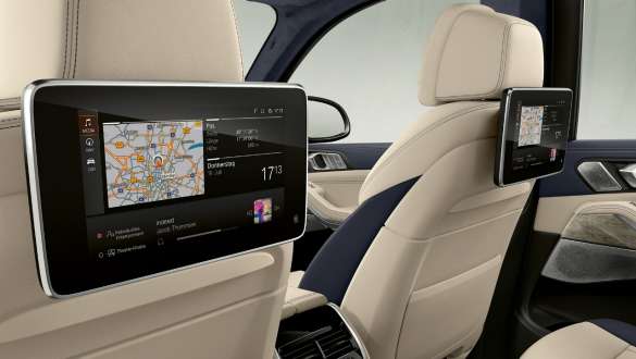 El BMW X7 M con entretenimiento Professional de los asientos traseros El BMW X7 M, interior, vista inclinada del entretenimiento Professional de los asientos traseros en la parte posterior de los asientos frontales, G07