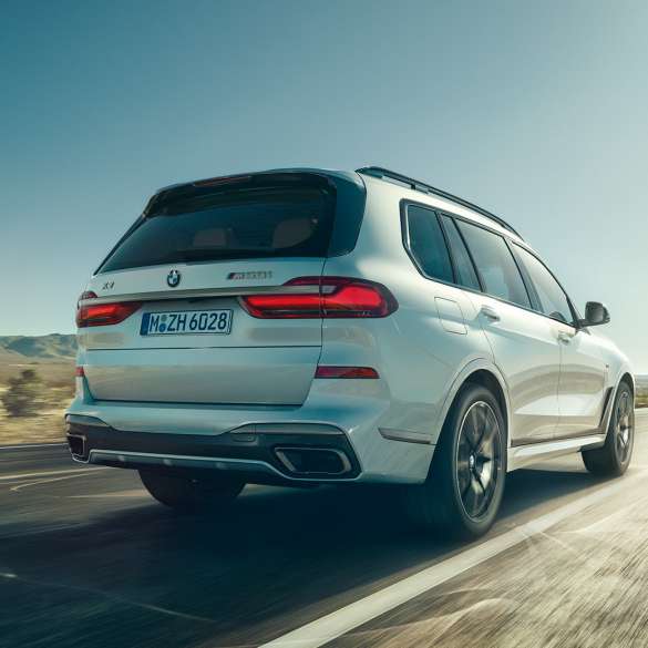 BMW X7 M50i, vista trasera de tres cuartos BMW X7 M50i en Mineral White, vista trasera de tres cuartos, G07, 2019