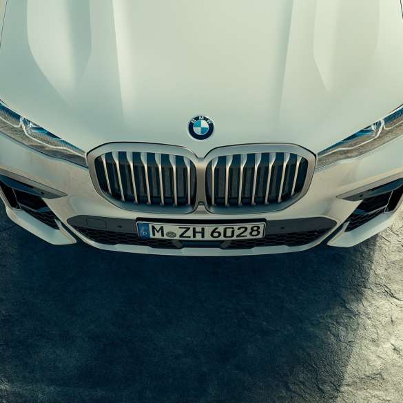 El BMW X7 M, parte frontal con parrilla de riñón BMW El BMW X7 M50i, parte frontal y capó del motor desde una perspectiva aérea, G07, 2019
