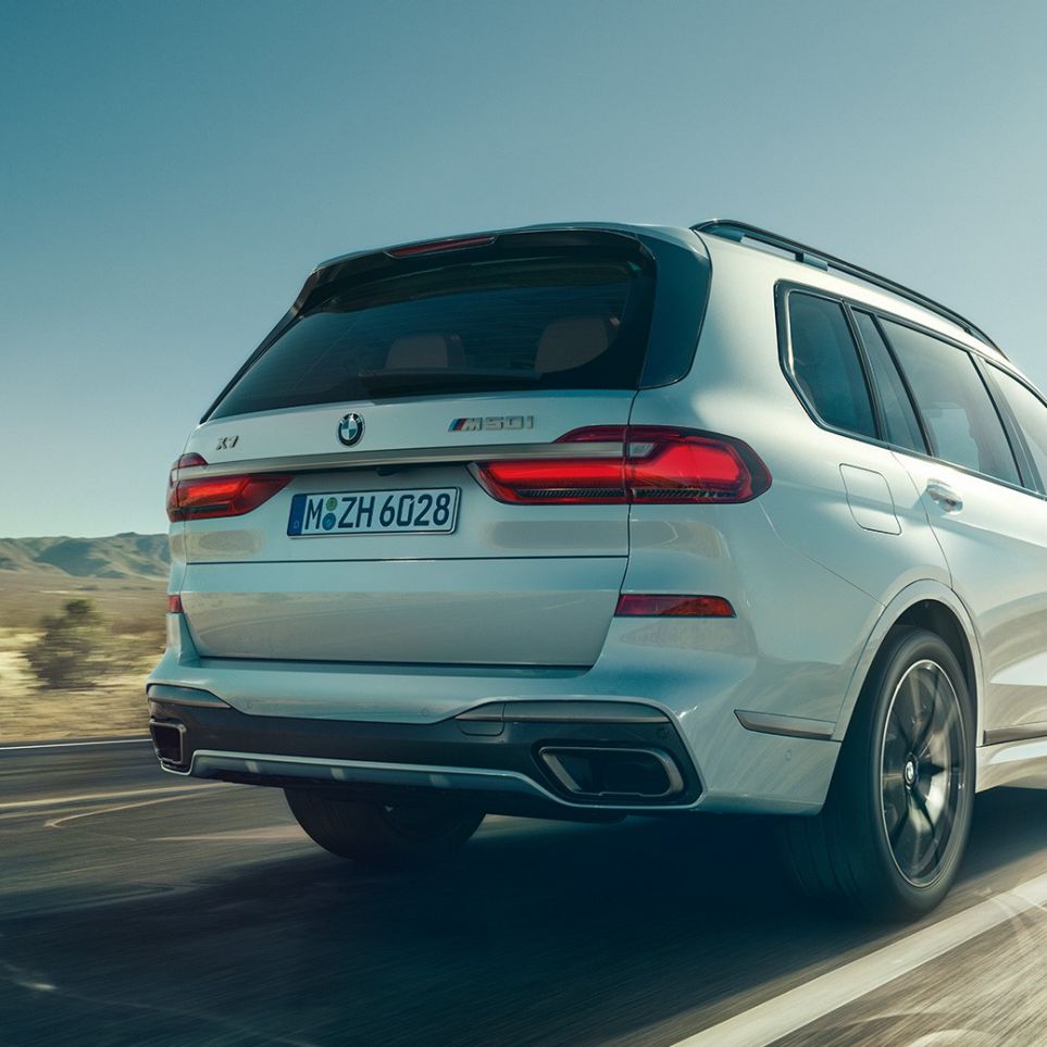 BMW X7 M50i, vista trasera BMW X7 M50i en Mineral White, en movimiento, vista trasera, G07, 2019