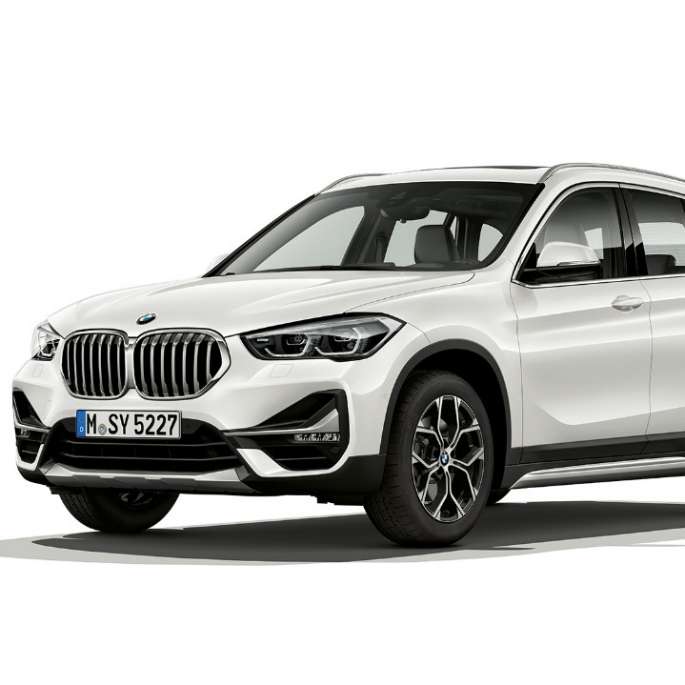 BMW X1, Modelo XLine, vista frontal tres cuartos BMW X1, Modelo XLine, foto de estudio de vista frontal tres cuartos