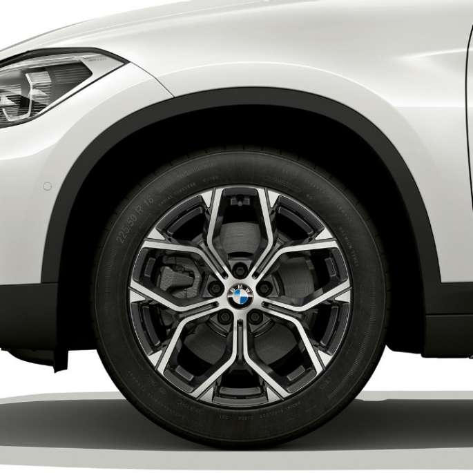 BMW X1, Modelo xLine, rin de aleación ligera BMW X1, Modelo xLine, vista lateral con primer plano en los rines de aleación ligera