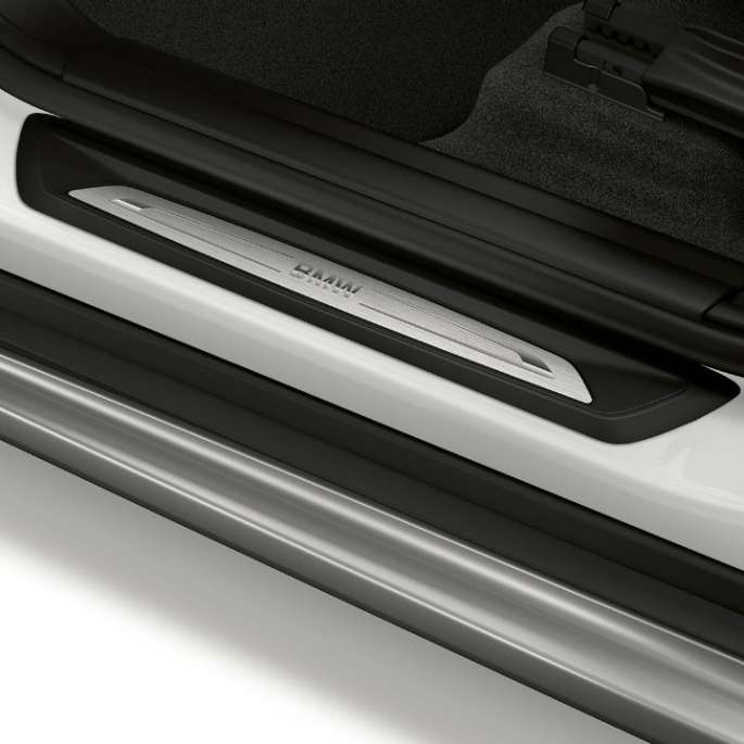 BMW X1, Modelo xLine, molduras de las puertas BMW X1, Modelo xLine, vista lateral con primer plano en las molduras de las puertas