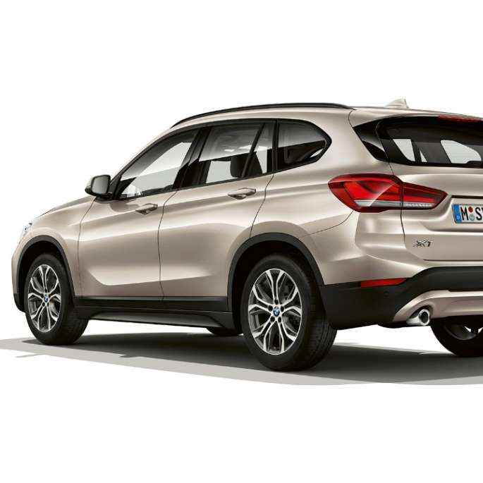 BMW X1, Model Advantage, vista trasera tres cuartos. BMW X1, Modelo Advantage, foto de estudio vista frontal tres cuartos.