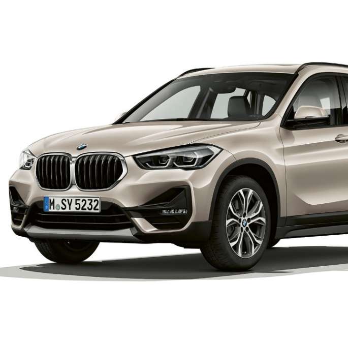 BMW X1, modelo Advantage, vista frontal tres cuartos. BMW X1, Modelo Advantage, foto de estudio vista frontal tres cuartos.