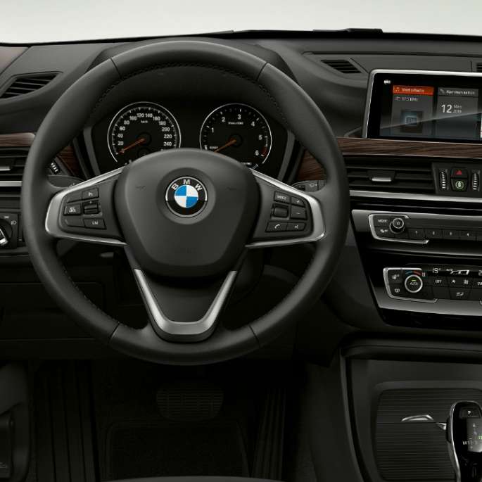 BMW X1, Modelo Advantage, interior BMW X1, modelo Advantage, interior con enfoque en la cabina