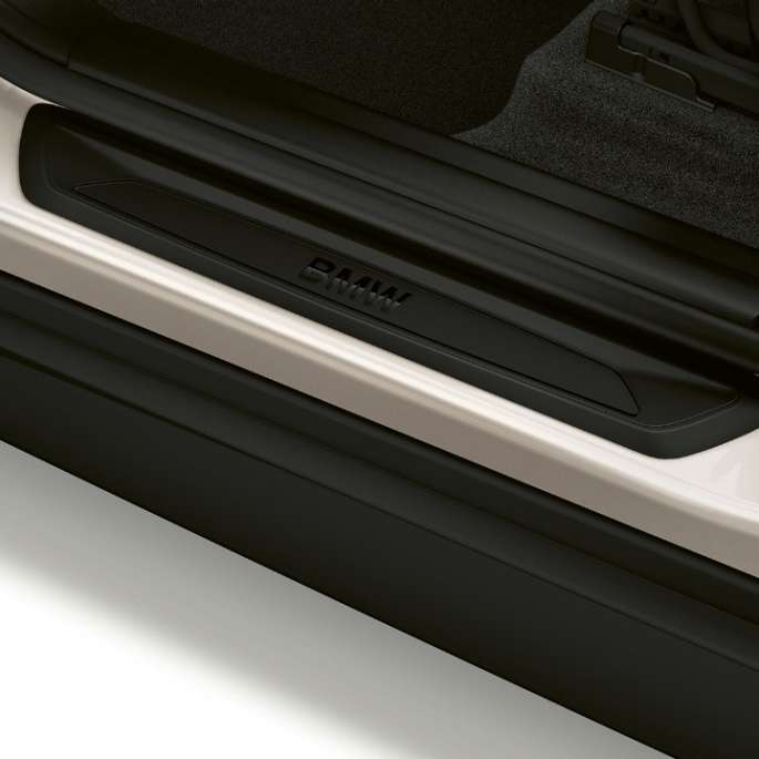 BMW X1, Modelo Advantage, moldura de las puertas BMW X1, Modelo Advantage, vista lateral con primer plano en las molduras de las puertas.