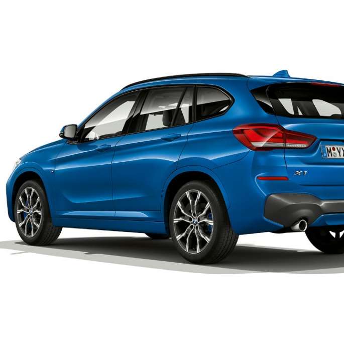 BMW X1, Modelo M Sport, vista trasera tres cuartos BMW X1, Modelo M Sport, foto de estudio de la vista trasera tres cuartos