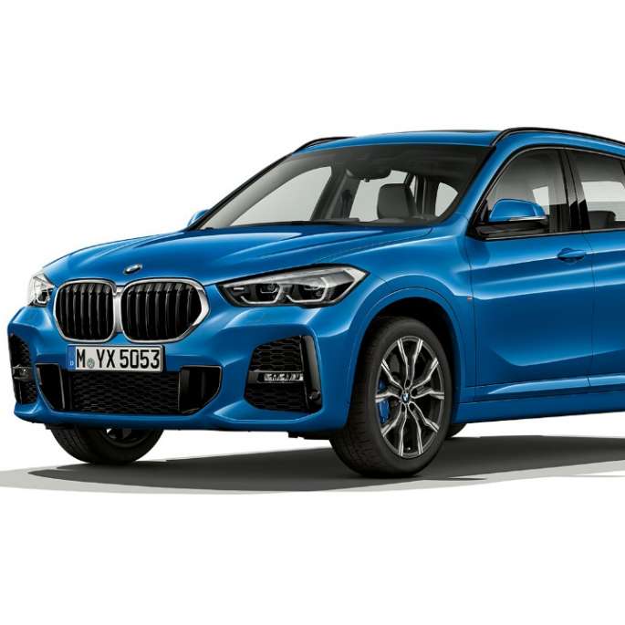 BMW X1, Modelo M Sport, vista frontal tres cuartos BMW X1, Modelo M Sport, foto de estudio de la vista frontal tres cuartos