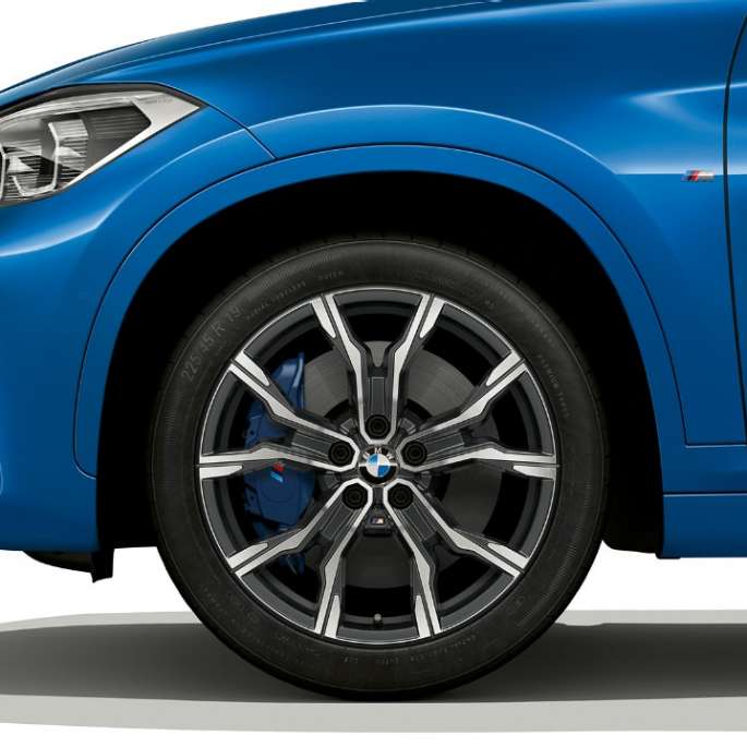 BMW X1, Modelo M Sport, rines de aleación ligera BMW X1, Modelo M Sport, vista lateral con primer plano en los rines de aleación ligera