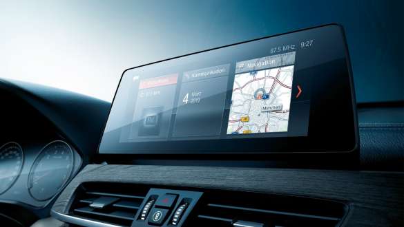 BMW X1, pantallas y controles. BMW X1, interior con enfoque en las pantallas y controles.