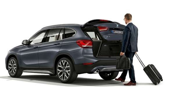 BMW X1, operación automática de la cajuela. BMW X1, vista lateral con la cajuela abierta.