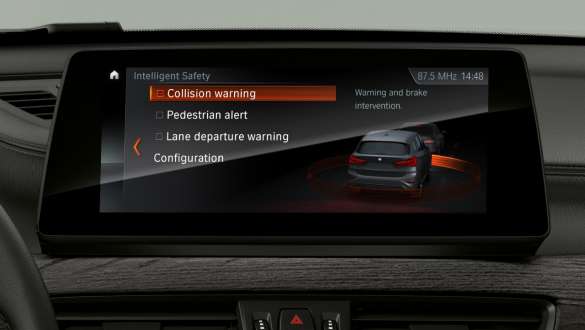 BMW X1, Driving Assistant Plus en pantallas y controles. BMW X1, interior con enfoque en Driving Assistant Plus en las pantallas y controles.