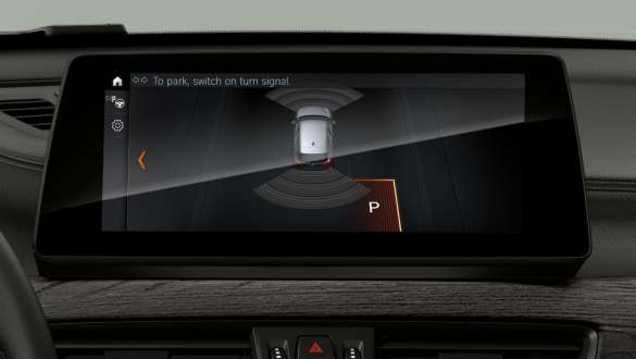 BMW X1, Park Assistant Plus en pantallas y controles. BMW X1, interior con enfoque en Driving Assistant Plus en las pantallas y controles.