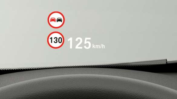 BMW X1, BMW Head-Up Display. BMW X1, interior con enfoque en la BMW Head-Up Display.