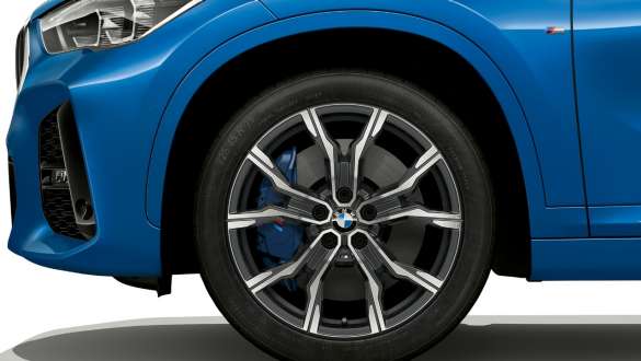 BMW X1, mordazas de freno de pistones múltiples BMW X1, vista lateral con primer plano en los rines de 19"con freno M Sport