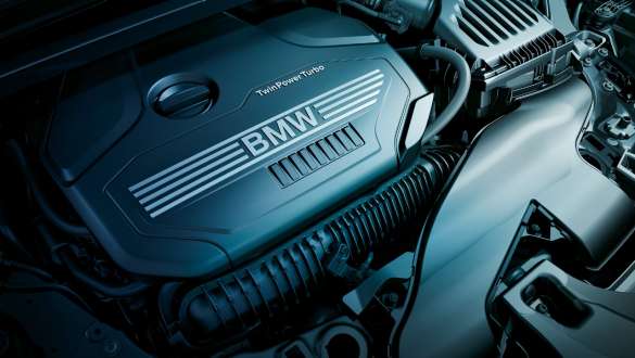 Motor de gasolina BMW TwinPower Turbo de 4 cilindros. BMW X1, primer plano del motor de gasolina BMW TwinPower Turbo de 4 cilindros.