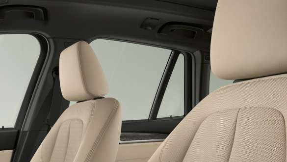 Cuero 'Dakota' con perforaciones | Oyster y Grey. BMW X1, interior con tapicería en cuero 'Dakota' con perforaciones en Oyster y Grey.