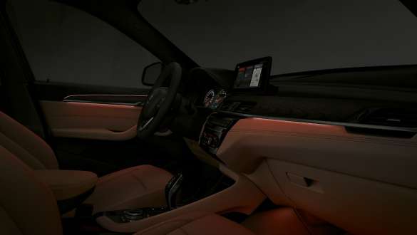 BMW X1, paquete de luces. BMW X1, interior con paquete de luces activado.