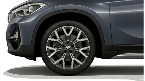 BMW X1, rines de aleación ligera de 19". BMW X1, primer plano de los rines de aleación ligera de 19".